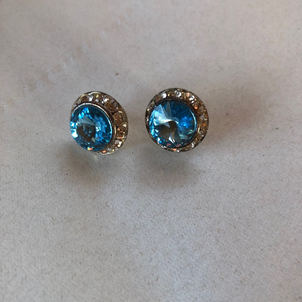 Studs earrings